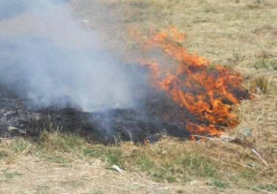 Pompierii au stins un incendiu întins pe 200 metri pătraţi în 15 minute